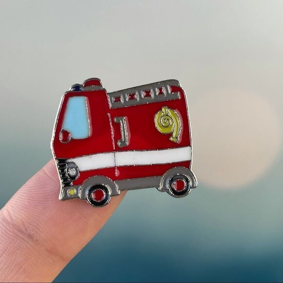 Fire Truck Enamel Pin/ Brooch Lapel - Picture 1 of 6
